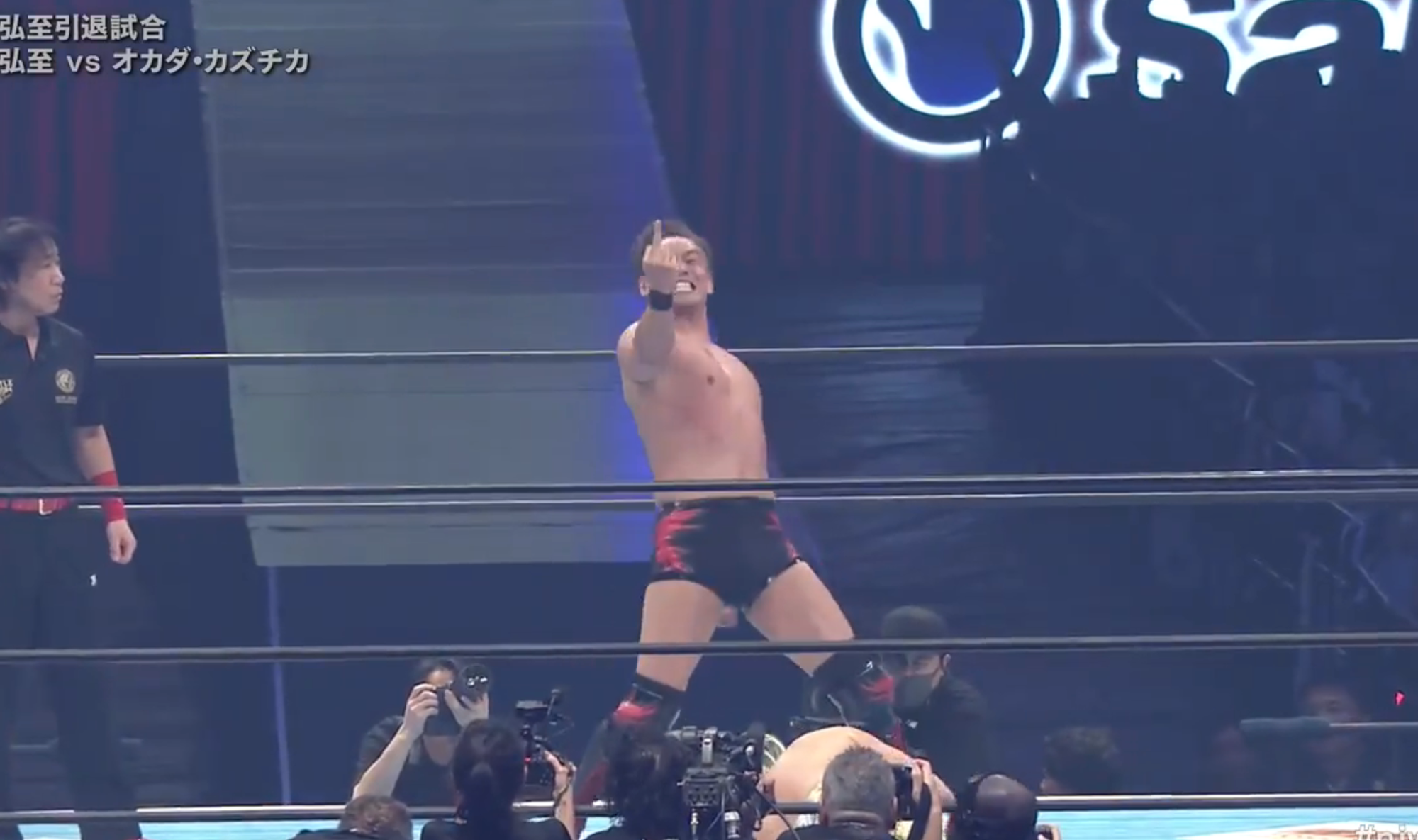 Kazuchika Okada flips off the crowd in the Tokyo Dome.