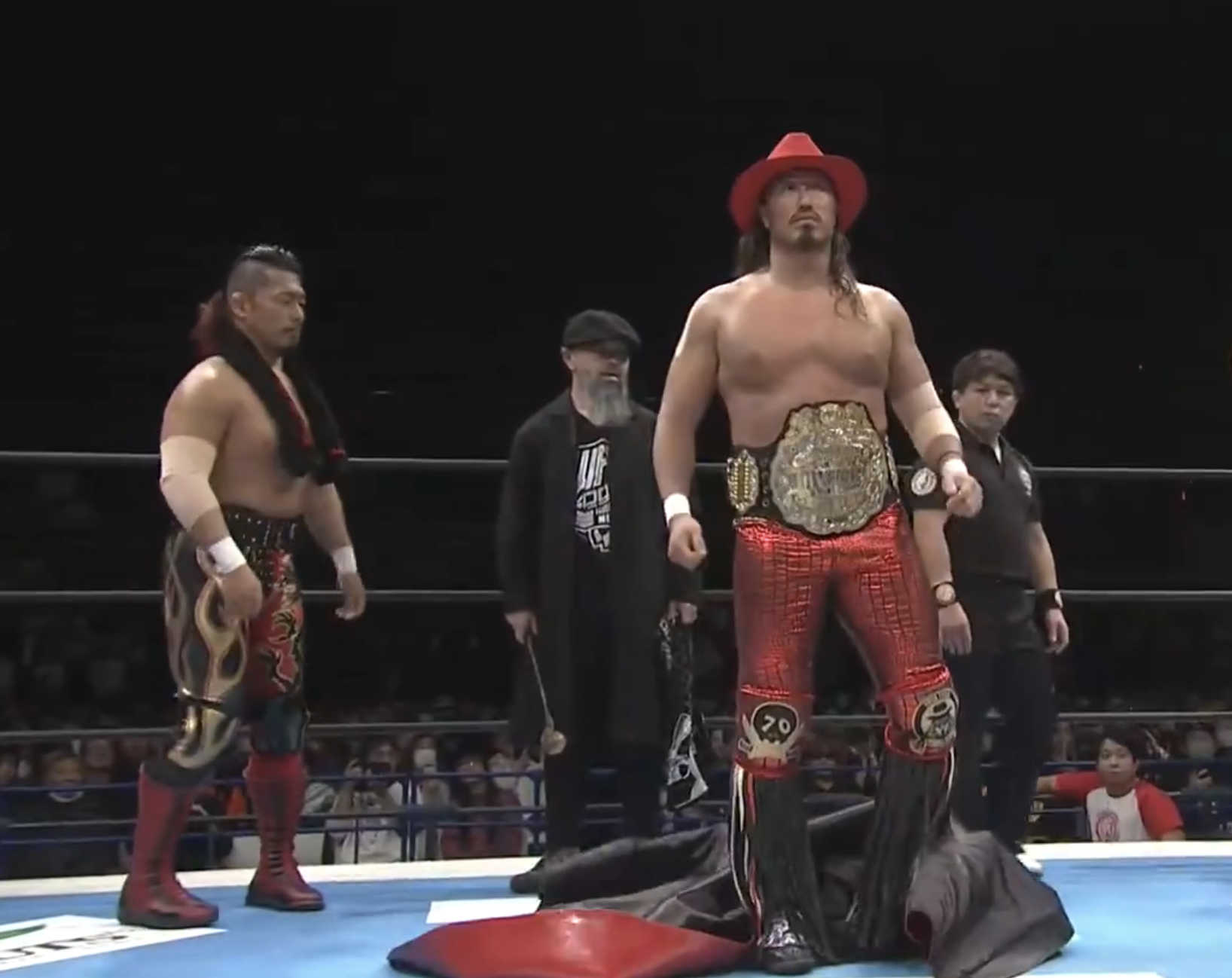 Yota Tsuji with the v4 IWGP Heavyweight Championship